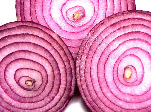 640px-Red_onions